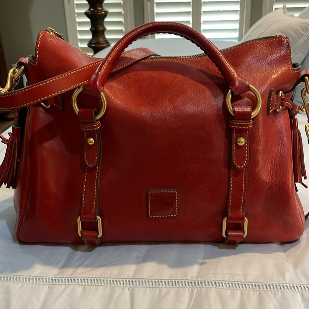 Dooney and Bourke, large red leather bag, Excellent condition, like new👜